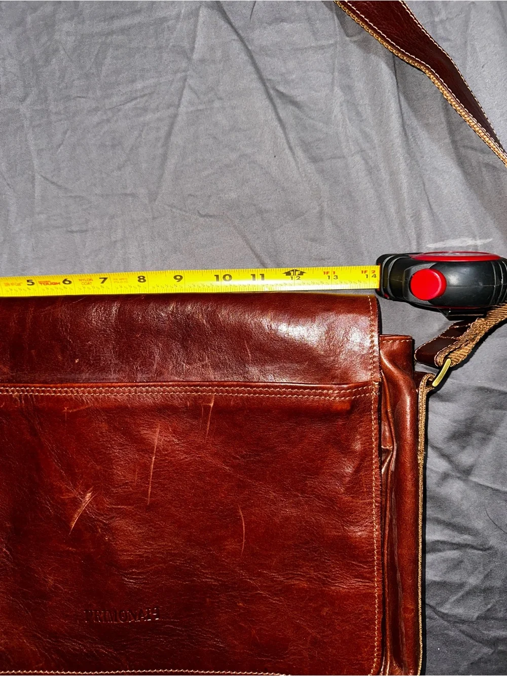 Classic Brown Leather Messenger Bag with Adjustable Strap